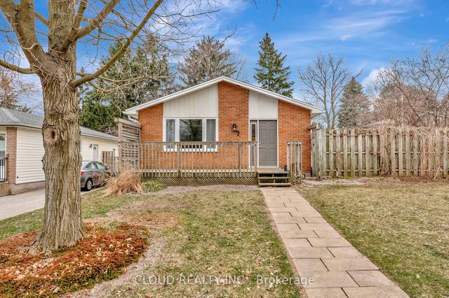 7 Hillside Dr, House detached with 2 bedrooms, 2 bathrooms and 5 parking in Kitchener ON | Image 1