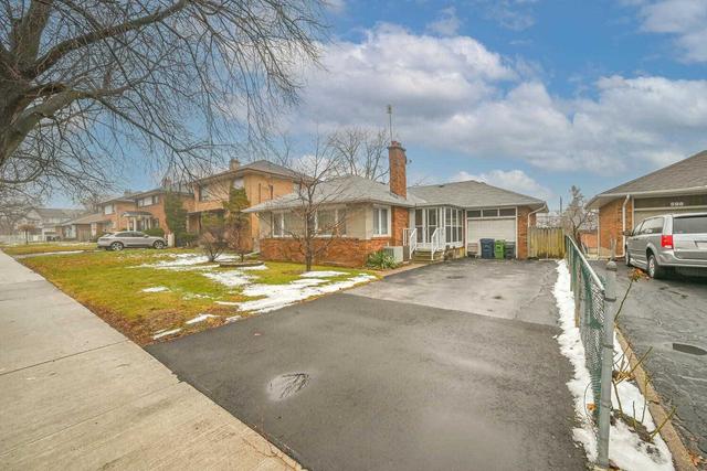 596 Burnhamthorpe Rd, House detached with 3 bedrooms, 2 bathrooms and 4 parking in Toronto ON | Image 1