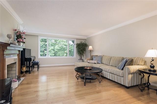 20 Restwell Cres, House detached with 2 bedrooms, 2 bathrooms and 8 parking in Toronto ON | Image 7