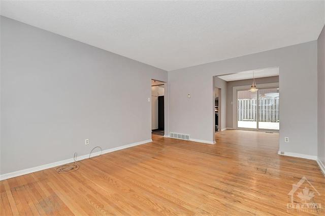 737 Springland Drive, Townhouse with 3 bedrooms, 2 bathrooms and 1 parking in Ottawa ON | Image 7