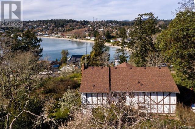 2737 Tudor Ave, House detached with 2 bedrooms, 2 bathrooms and 1 parking in Saanich BC | Image 13