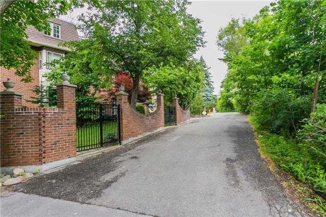 7 Scotch Elmway, Townhouse with 3 bedrooms, 3 bathrooms and 2 parking in Toronto ON | Image 2