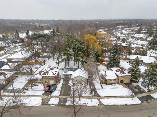 54 West Deane Park Dr, House detached with 3 bedrooms, 2 bathrooms and 4 parking in Toronto ON | Image 20