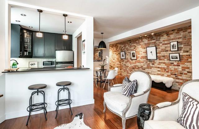 94b Beverley St, Townhouse with 2 bedrooms, 1 bathrooms and 0 parking in Toronto ON | Image 1