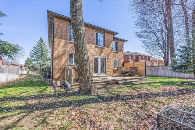 33 Glen Oak Crt, House detached with 4 bedrooms, 4 bathrooms and 12 parking in Barrie ON | Image 2
