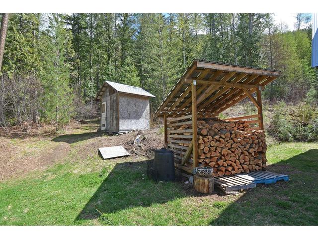 8907 Martens Road, House detached with 3 bedrooms, 2 bathrooms and null parking in Central Kootenay H BC | Image 38