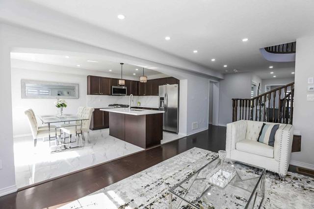 7820 Butternut Blvd, House detached with 4 bedrooms, 3 bathrooms and 6 parking in Niagara Falls ON | Image 3