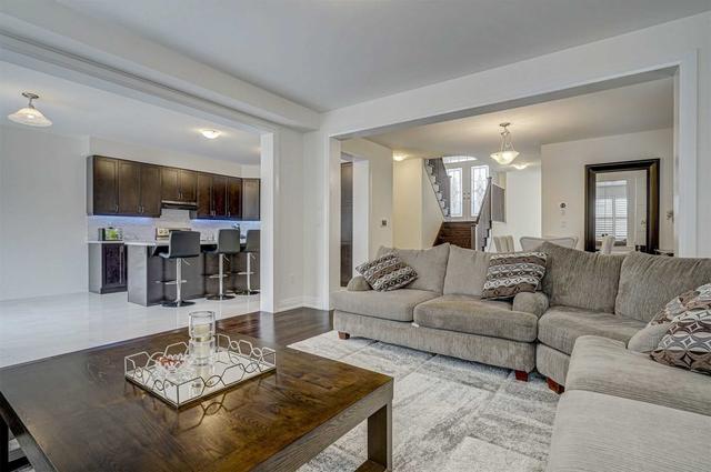 1049 Foxtail Cres, House detached with 4 bedrooms, 3 bathrooms and 6 parking in Pickering ON | Image 3