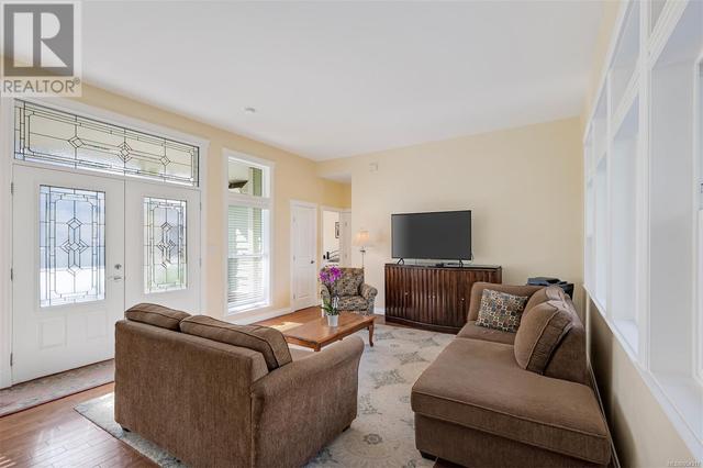 1718 Midgard Ave, House detached with 5 bedrooms, 3 bathrooms and 3 parking in Saanich BC | Image 7