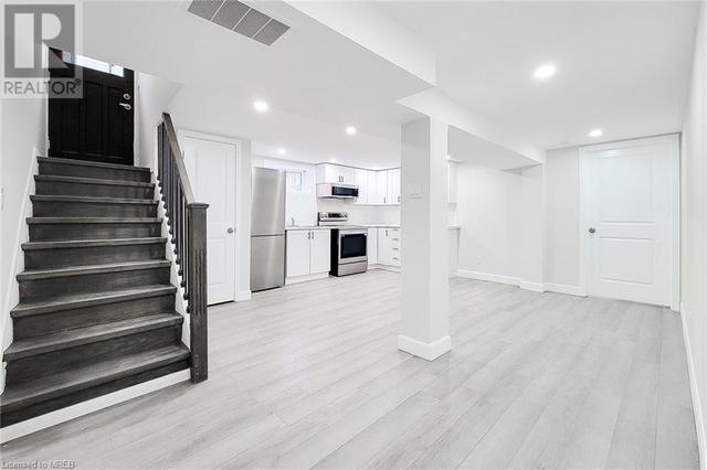 81 West 25th Street, House detached with 2 bedrooms, 1 bathrooms and 2 parking in Hamilton ON | Image 3