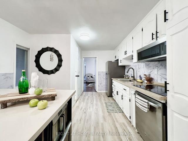 28 Fennings St, House attached with 3 bedrooms, 3 bathrooms and 2.5 parking in Toronto ON | Image 5