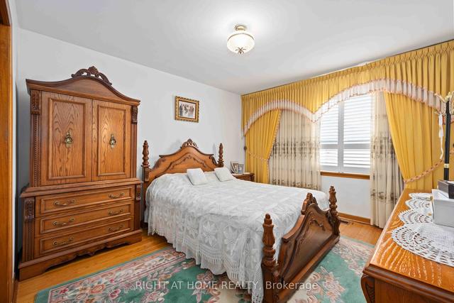 31 Cameo Cres, House semidetached with 3 bedrooms, 2 bathrooms and 4 parking in Toronto ON | Image 6