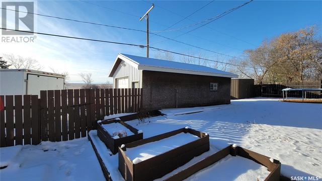 335 Yukon Avenue, House detached with 5 bedrooms, 3 bathrooms and null parking in Kerrobert SK | Image 38