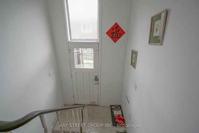 8 Iangrove Terr, House attached with 4 bedrooms, 2 bathrooms and 4 parking in Toronto ON | Image 19