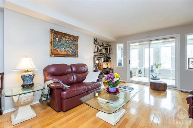 333 St Andrew Street, Townhouse with 3 bedrooms, 2 bathrooms and 3 parking in Ottawa ON | Image 2