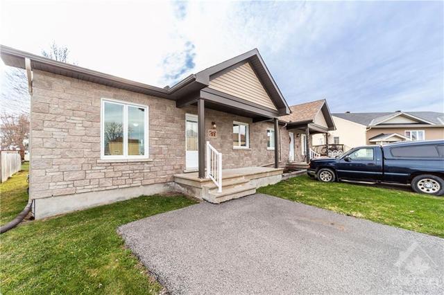 511 Ovana Crescent, Home with 2 bedrooms, 1 bathrooms and 2 parking in Alfred and Plantagenet ON | Image 2