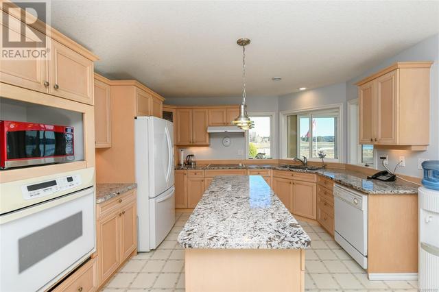 501 Arbutus Bay Rd, House detached with 3 bedrooms, 3 bathrooms and 10 parking in Comox Valley A BC | Image 56