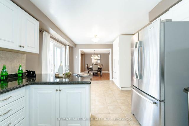 417 Traviss Dr, House detached with 3 bedrooms, 3 bathrooms and 5 parking in Newmarket ON | Image 2