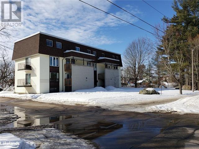201 - 355 Bethune Drive S, Condo with 3 bedrooms, 1 bathrooms and 1 parking in Gravenhurst ON | Image 4