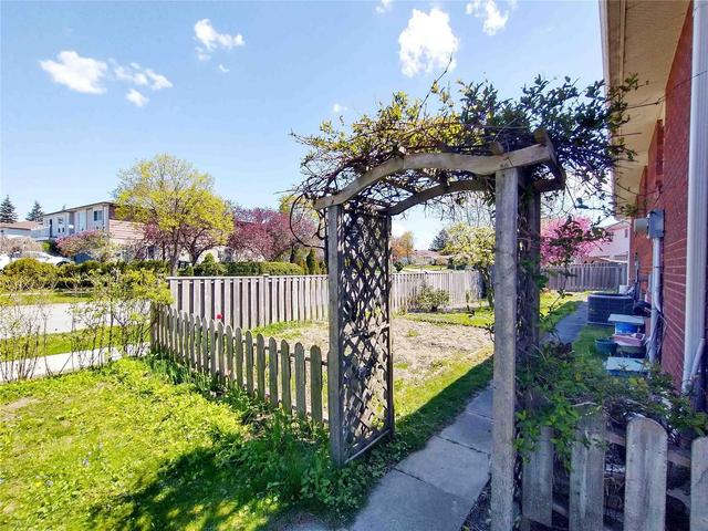 41 La Peer Blvd, House semidetached with 3 bedrooms, 2 bathrooms and 3 parking in Toronto ON | Image 18