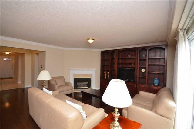 81 Stornwood Crt, Townhouse with 3 bedrooms, 3 bathrooms and 2 parking in Brampton ON | Image 6