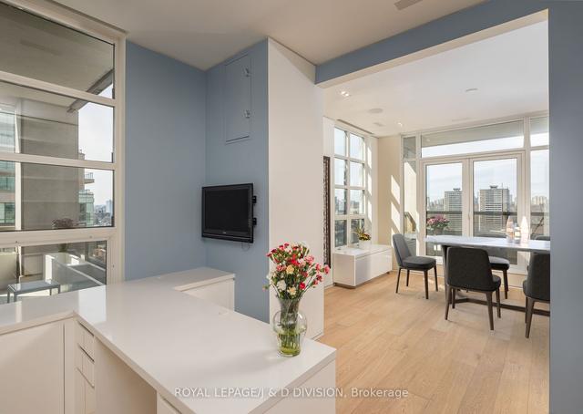 1602 - 68 Yorkville Ave, Condo with 2 bedrooms, 3 bathrooms and 2 parking in Toronto ON | Image 4