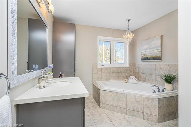 31 Upper Canada Court, House detached with 4 bedrooms, 2 bathrooms and 4 parking in Halton Hills ON | Image 26