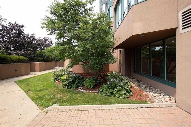 1002 - 155 Hillcrest Ave, Condo with 2 bedrooms, 1 bathrooms and 1 parking in Mississauga ON | Image 8