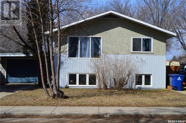 825 U Ave N, House detached with 5 bedrooms, 2 bathrooms and null parking in Saskatoon SK | Card Image