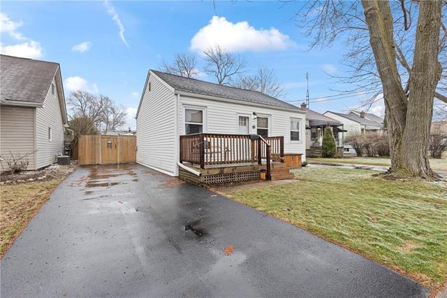 264 Walter Avenue N, House detached with 2 bedrooms, 1 bathrooms and 2 parking in Hamilton ON | Image 1