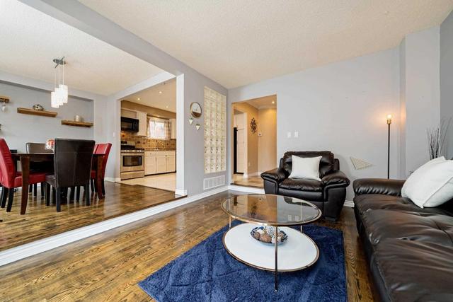 42 Palermo Crt, House detached with 3 bedrooms, 3 bathrooms and 4 parking in Brampton ON | Image 2