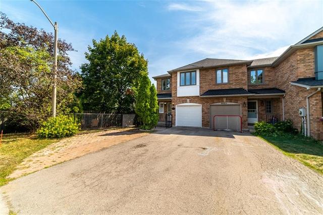 4487 Victory Court, House attached with 3 bedrooms, 2 bathrooms and 2 parking in Burlington ON | Image 2