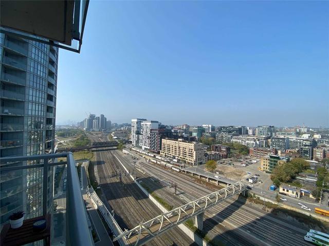 2212 - 15 Iceboat Terr, Condo with 1 bedrooms, 1 bathrooms and 1 parking in Toronto ON | Image 9