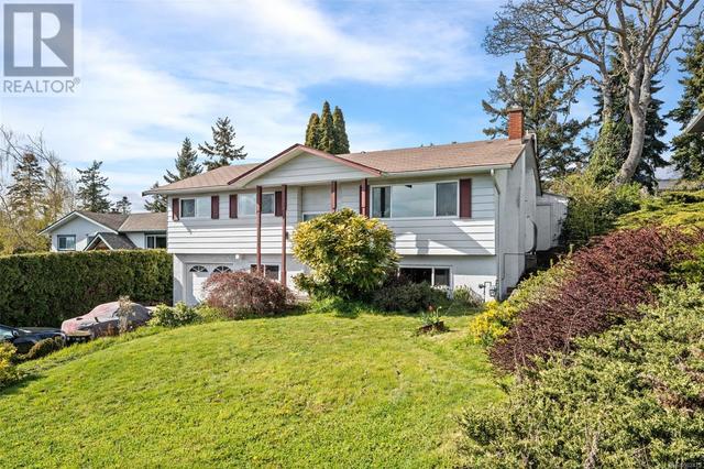 576 Peto Pl, House detached with 4 bedrooms, 3 bathrooms and 4 parking in Saanich BC | Image 9