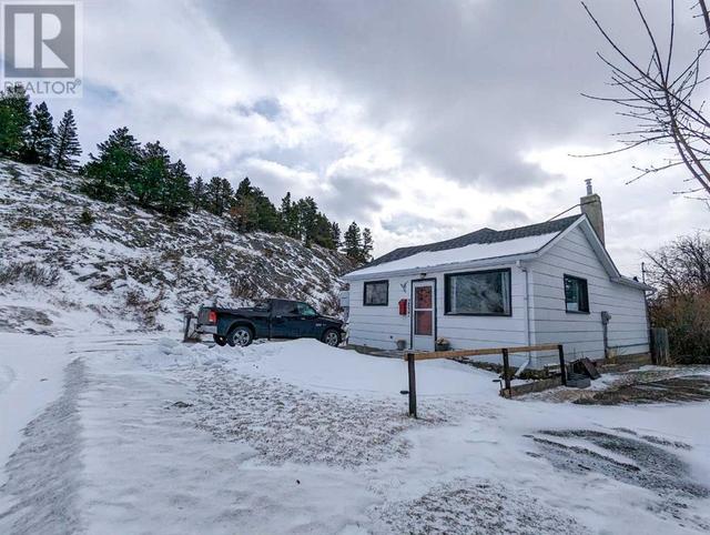 2537 211 Street, House detached with 3 bedrooms, 2 bathrooms and 2 parking in Crowsnest Pass AB | Image 2