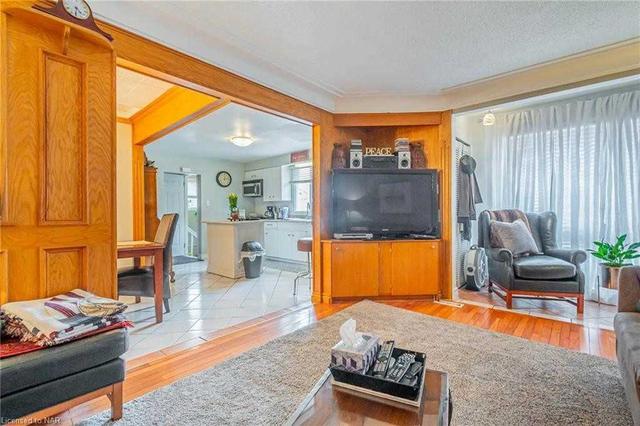 5271 Ottawa Ave, House detached with 2 bedrooms, 2 bathrooms and 7 parking in Niagara Falls ON | Image 2