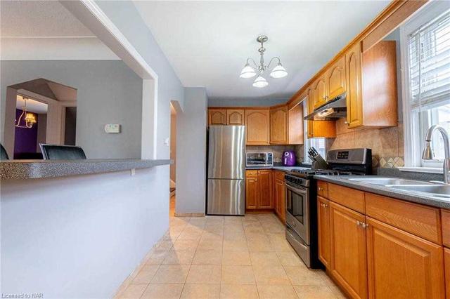 4 Flanders Ave, House detached with 3 bedrooms, 1 bathrooms and 4 parking in St. Catharines ON | Image 3