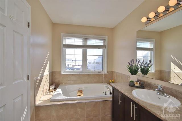 871 Kennacraig Private, Townhouse with 3 bedrooms, 3 bathrooms and 3 parking in Ottawa ON | Image 23