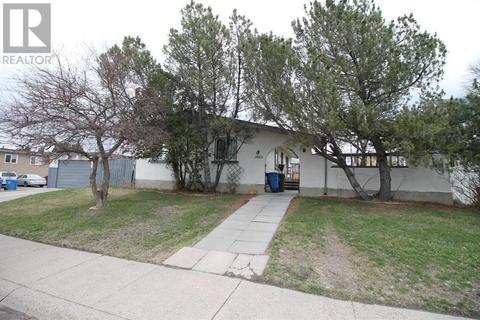 2009 28 Street S, House detached with 5 bedrooms, 3 bathrooms and 4 parking in Lethbridge AB | Card Image