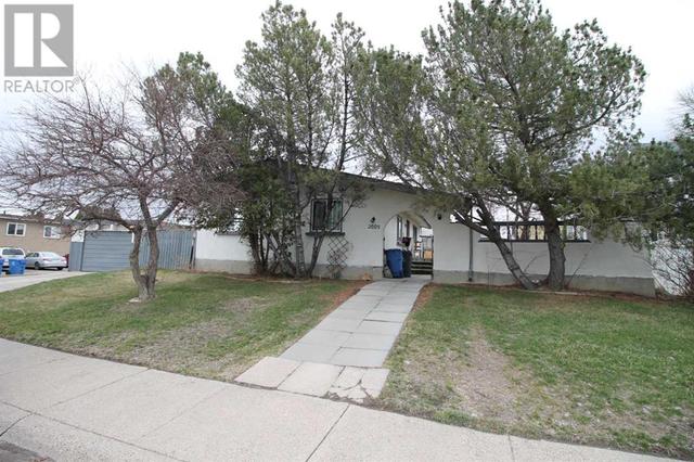 2009 28 Street S, House detached with 5 bedrooms, 3 bathrooms and 4 parking in Lethbridge AB | Image 1