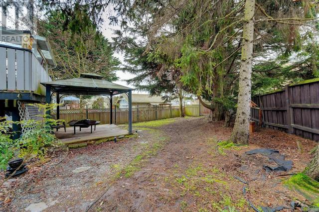 981 Kenneth St, House detached with 3 bedrooms, 2 bathrooms and 2 parking in Saanich BC | Image 20