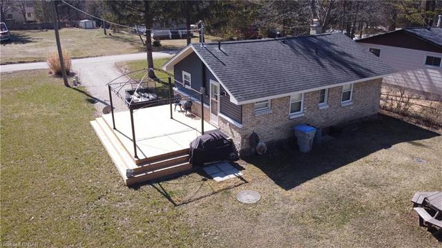 7566 Cornell Trail, House detached with 2 bedrooms, 1 bathrooms and null parking in Lambton Shores ON | Image 7