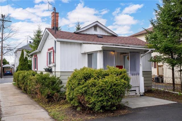 325 Eleventh Street E, House detached with 2 bedrooms, 1 bathrooms and 2 parking in Cornwall ON | Image 1