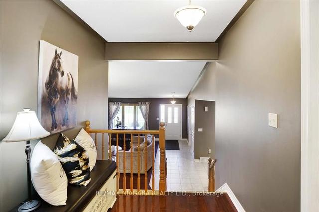 7228 Kelly Dr, House detached with 3 bedrooms, 2 bathrooms and 3 parking in Niagara Falls ON | Image 3