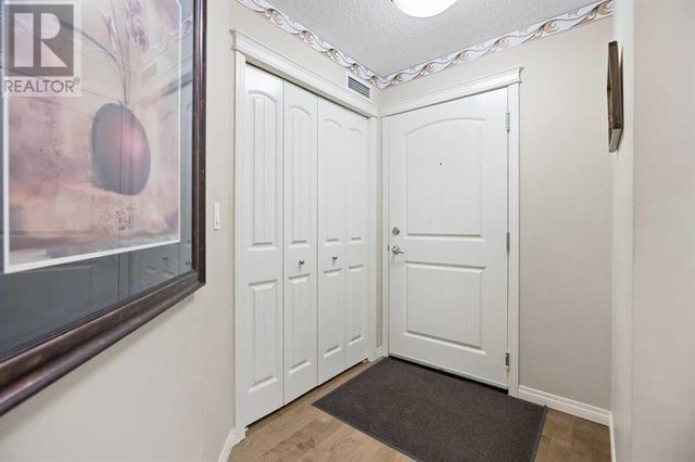Entrance with closet | Image 22