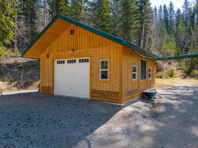 2604 Big Bend Highway, House detached with 3 bedrooms, 3 bathrooms and null parking in Columbia Shuswap A BC | Image 32