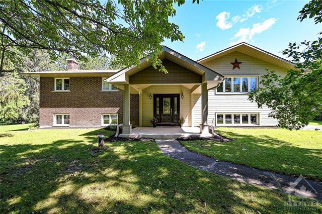 2518 Rideau Ferry Road, House detached with 4 bedrooms, 3 bathrooms and 6 parking in Drummond/North Elmsley ON | Card Image