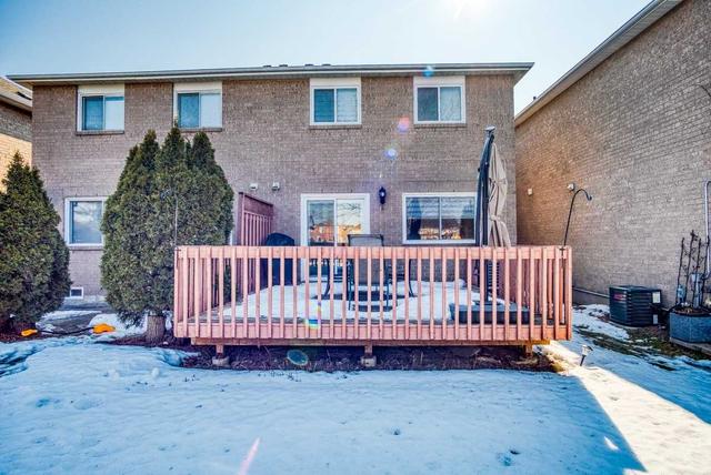 934 Cardington St, House attached with 3 bedrooms, 2 bathrooms and 3 parking in Mississauga ON | Image 16