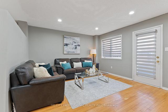 18 Oliti Crt, House semidetached with 3 bedrooms, 4 bathrooms and 3 parking in Toronto ON | Image 7
