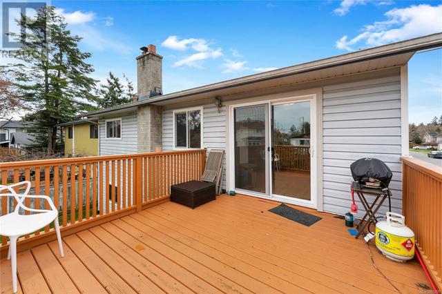 1560 Prairie St, House detached with 7 bedrooms, 3 bathrooms and 3 parking in Saanich BC | Image 42